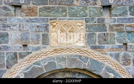 Chiesa romana di Santa Maria de la Asuncion a Coll, Catalogna - Spagna. Dettaglio del cristogramma sul coperchio esterno Foto Stock