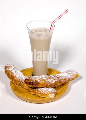 L'horchata è una bevanda, fatta con il succo di tigernoci e zucchero. Originario di Valencia, Spagna, è una bevanda rinfrescante, spesso accompagnata da t lungo Foto Stock