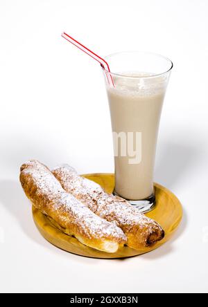 L'horchata è una bevanda, fatta con il succo di tigernoci e zucchero. Originario di Valencia, Spagna, è una bevanda rinfrescante, spesso accompagnata da t lungo Foto Stock