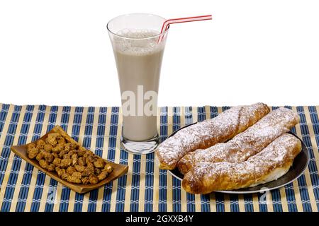 L'horchata è una bevanda, fatta con il succo di tigernoci e zucchero. Originario di Valencia, Spagna, è una bevanda rinfrescante, spesso accompagnata da t lungo Foto Stock