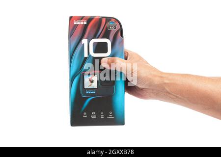 Mosca, Russia, ottobre 06,2021 GoPro HERO10 Black Edition su sfondo bianco tenere in mano Foto Stock