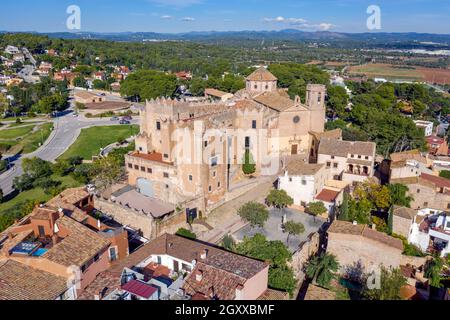 Vista sulla Chiesa di Sant Marti e sul Castello di Altafulla ad Altafulla, Catalogna, Spagna Foto Stock