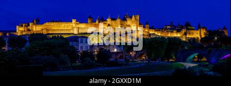 Vista panoramica di Carcassonne Francia, fortezza dal fiume Aude in serata, ora blu Foto Stock