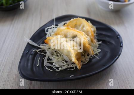 Gnocchi fritti in padella freschi su piatto Foto Stock