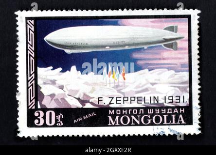 Mongolia - CIRCA 1983: Francobollo dedicato a Ferdinand von Zeppelin sul volo più leggero dell'aria 1931. Storia dell'ingegneria dirigibile. Timbro postale ab Foto Stock