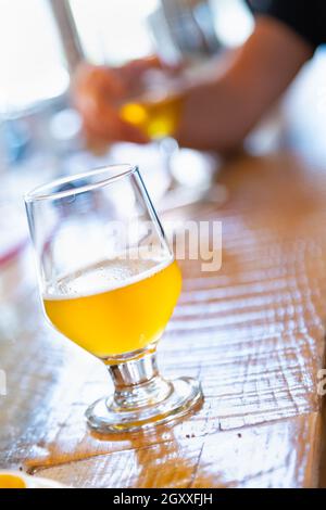 Abstract di un bicchiere piccolo di Micro Brew birre sulla barra. Foto Stock