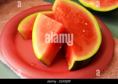 Un piatto pieno di cocomero senza semi appena affettato. Foto Stock