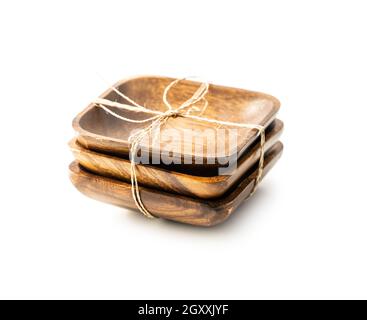 Tre ciotole di legno vuote isolate su sfondo bianco. Foto Stock