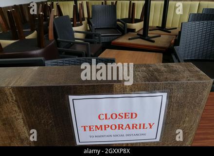 Chiuso temporaneamente - avviso bordo su cafe, chiuso il business durante coronavirus pandemic, covid-19 focolaio. Lockdown, isolamento, piccola impresa ba Foto Stock