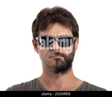 split personalità - ritratto di quaranta - 40 anni ordinari vecchio uomo con la bearded mezzo rasato e unshaven il viso con occhiali da sole isolati su bianco Foto Stock