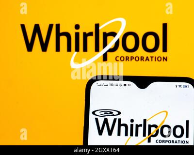 Ucraina. 06 ottobre 2021. In questa foto, il logo Whirlpool Corporation viene visualizzato sullo smartphone e sullo sfondo. Credit: SOPA Images Limited/Alamy Live News Foto Stock