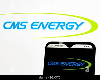 Ucraina. 06 ottobre 2021. In questa foto, il logo CMS Energy viene visualizzato sullo smartphone e sullo sfondo. Credit: SOPA Images Limited/Alamy Live News Foto Stock