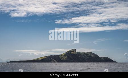 Piccola isola rocciosa della costa irlandese vicino alle scogliere di Kerry, vista dalla barca sull'oceano Atlantico, Portmagee, la penisola di Iveragh, Ring of Kerry, Irlanda Foto Stock