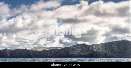 Panorama con bella, costa irlandese ruvida, scogliere di Kerry, visto dalla barca sull'Oceano Atlantico, Portmagee, Penisola di Iveragh, Ring of Kerry, Irlanda Foto Stock