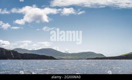 Cancello naturale per accedere al villaggio di Portmagee tra Bray Head e le scogliere di Kerry viste dalla barca sulla penisola di Iveragh Oceano Atlantico, Ring of Kerry, Irlanda Foto Stock