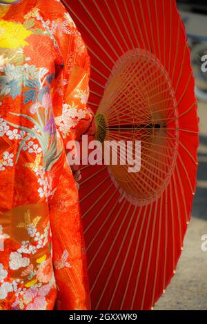 Kimono cerimoniale rosso a dodici strati (costume nazionale giapponese). Luogo di ripresa: Yokohama-città prefettura di kanagawa Foto Stock