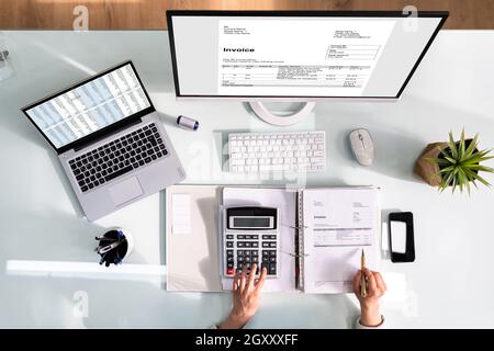 E Invoice Tax Software su computer contabile femminile Foto Stock