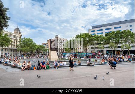 Barcellona, Spagna - 6 luglio 2017: Vista di un giorno di Placa de Catalunya con turisti a Barcellona, Spagna. È la più grande piazza centrale di Barcellona Foto Stock