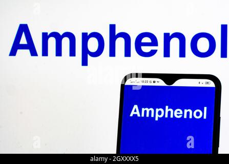 Ucraina. 06 ottobre 2021. In questa foto, il logo Amphenol Corporation è visualizzato sullo smartphone e sullo sfondo. (Foto di Igor Golovniov/SOPA Images/Sipa USA) Credit: Sipa USA/Alamy Live News Foto Stock