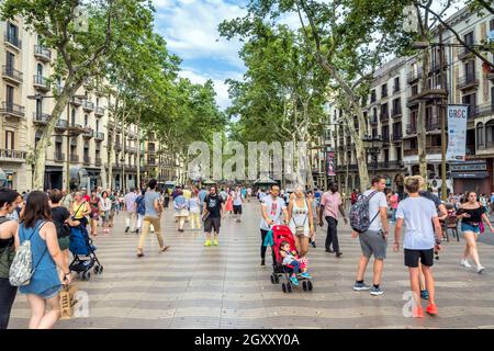 Barcellona, Spagna - 6 luglio 2017: Vista di un giorno della famosa strada Las Ramblas a Barcellona, Spagna. Migliaia di persone camminano ogni giorno in questa strada pedonale Foto Stock