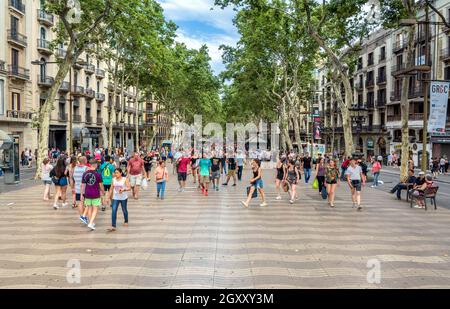 Barcellona, Spagna - 6 luglio 2017: Vista di un giorno della famosa strada Las Ramblas a Barcellona, Spagna. Migliaia di persone camminano ogni giorno in questa strada pedonale Foto Stock