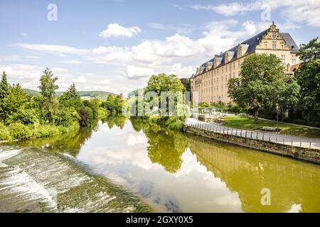 Vista dal vecchio ponte al fiume Werra a Hannoversch Muenden, Germania Foto Stock