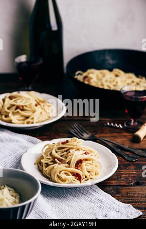 Homamade spaghetti carbonara classica su piastra bianca Foto Stock
