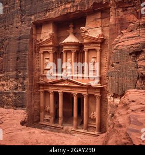 Davanti al tempio del Tesoro di al-Khazneh scolpito in muratura di pietra - attrazione principale nella città perduta di Petra. Foto Stock