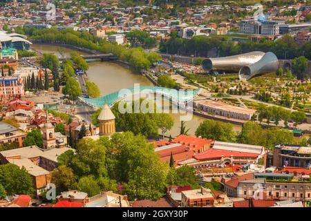 Tbilisi, Georgia - 29 aprile 2017: Skyline aereo con fiume, Ponte della Pace, vista panoramica Foto Stock