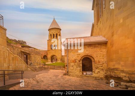 Mtskheta, cantiere georgiano del monastero di Sampavro con torre Foto Stock