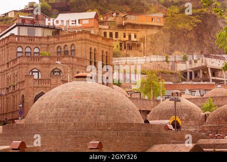 Tbilisi, Georgia - 29 Aprile 2017: bagni di zolfo, case tradizionali nella città vecchia di Tbilisi Foto Stock