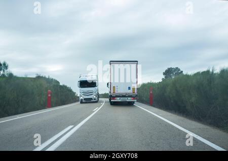 Traffico di autocarri denso. Carrelli in entrambe le corsie. Scena di guida Foto Stock