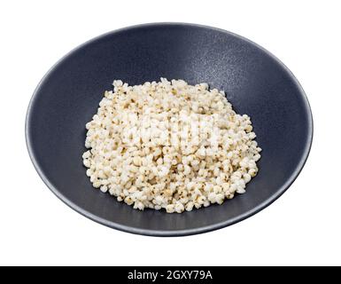 Porridge cotto da groat di Sorghum lucidati in ciotola grigia isolata su sfondo bianco Foto Stock