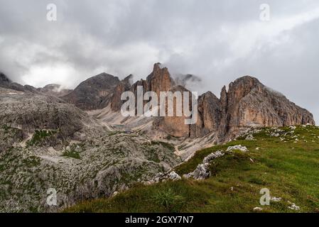 Vista dalla vetta del Mantel sopra il Rifugio Antermoia con Rifuo termoia, lago di Antermoia e cime delle Dolomiti in Italia Foto Stock