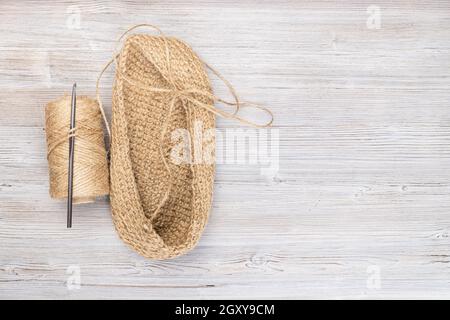 spola di corda di canapa e fondo lavorato a mano di sacchetto su legno tabella con copyspace Foto Stock