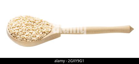 dal urad grezzo (grammo nero diviso) fagioli in cucchiaio di legno isolato su sfondo bianco Foto Stock