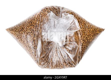 grani di grano saraceno torrefatto in sacchetto di plastica annodato isolato sfondo bianco Foto Stock