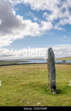 Clvocast in piedi pietra vicino Uyeasound su Unst, Shetland, si dice che segna il punto in cui il figlio del vichingo Harold Harfager è stato ucciso c900 d.C. Foto Stock