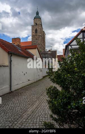 Strade della città vecchia. Sullo sfondo, la Chiesa di San Nicola. Juterbog è una città storica della Germania nord-orientale, nel distretto di Brandenbu Foto Stock