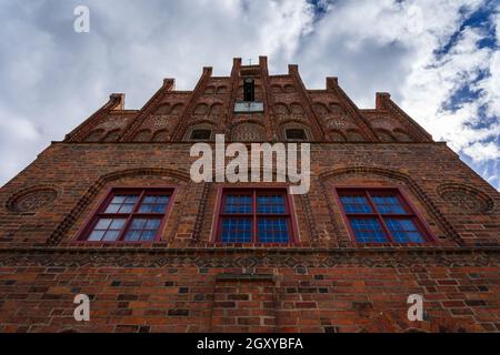 Bella facciata del municipio medievale. Juterbog è una città storica situata nel nord-est della Germania, nel distretto di Brandeburgo. Foto Stock