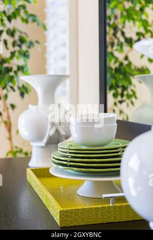 Verde mela accenti decorativi astratta da pranzo nella casa. Foto Stock