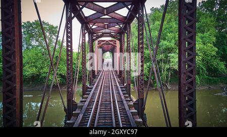 Antenna di binari ferroviari sul fiume con telaio in metallo Foto Stock