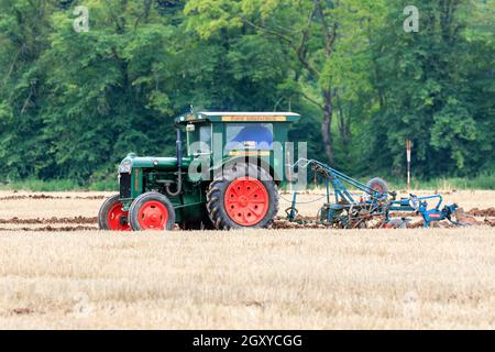 Middleshaw, Scozia - 16 agosto 2020 : trattore Vintage di Fordson che arava con un aratro Ransomes trainato d'epoca Foto Stock