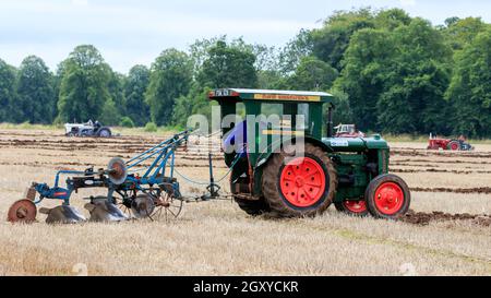 Middleshaw, Scozia - 16 agosto 2020 : trattore Vintage di Fordson che arava con un aratro Ransomes trainato d'epoca Foto Stock