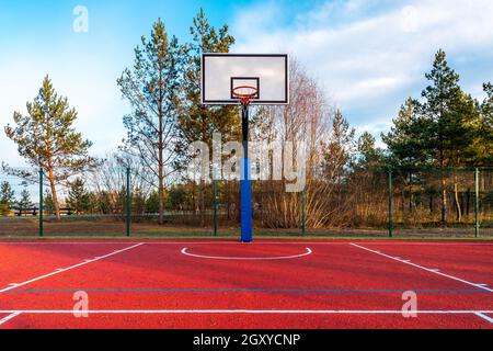 Un campo da pallacanestro vuoto trovato all'aperto Foto Stock