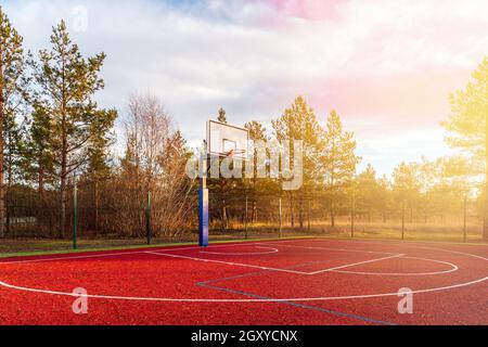 Un campo da pallacanestro vuoto trovato all'aperto durante l'autunno stagione Foto Stock
