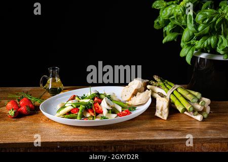 Insalata di asparagi con fragole, pomodori e formaggio di capra Foto Stock