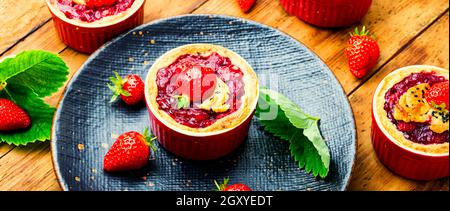 Deliziosi tartlet con marmellata di frutti di bosco. Cuocete con fragole. Foto Stock