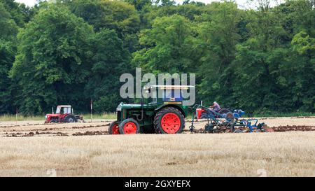 Middleshaw, Scozia - 16 agosto 2020 : trattore Vintage di Fordson che arava con un aratro Ransomes trainato d'epoca Foto Stock