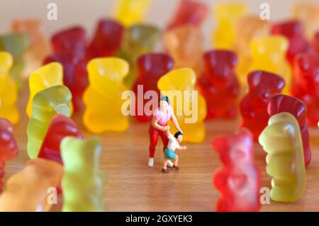 Gummy Bear invasione. Nocivo/ junk food concept Foto Stock